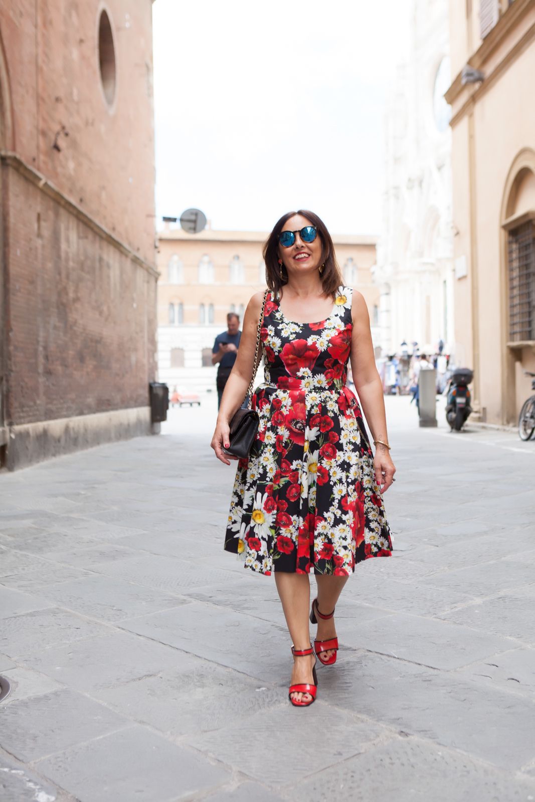 My dress is a flower garden - illesteva sunglasses, dolce gabbana flower dress, amle earrings, marni sandals. photo shooting in Siena - Not Only Twenty Fashion blog
