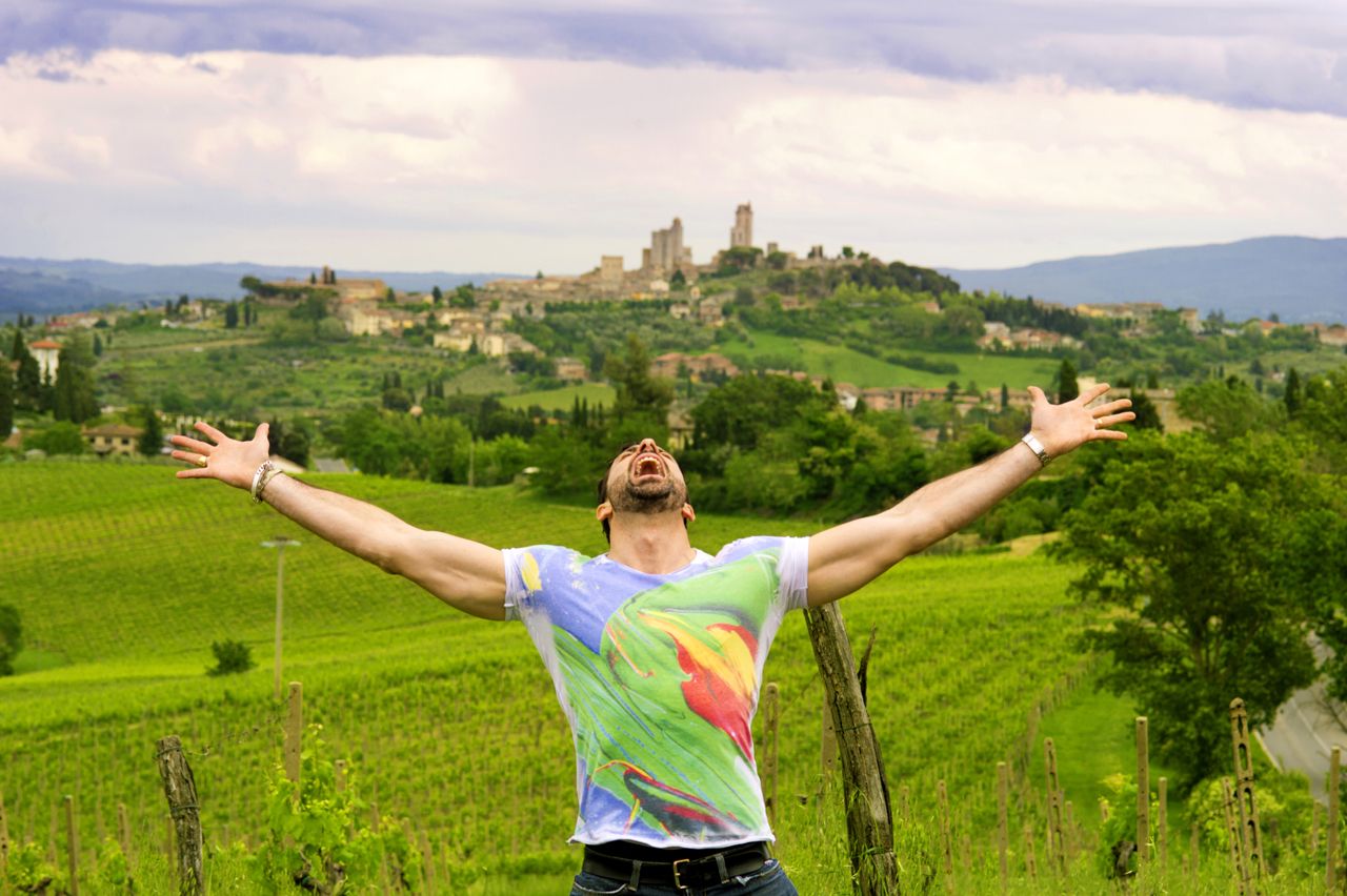 ZakSlice, when art becomes fashion - It comes from Siena the artistic duo that will allow you to wear amazing paintings - man with ZakSliceproget t-shirt - not only twenty fashion blog #fashionover40