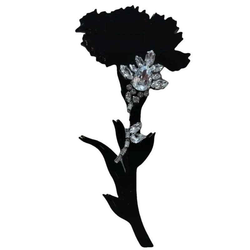 Spilla gioiello: come indossarla e dove trovare le più belle, dal vintage al contemporaneo 6 Maxi spilla gioiello Prada con cristalli Swarovski, presentata durante la sfilata Fall/Winter 2015.