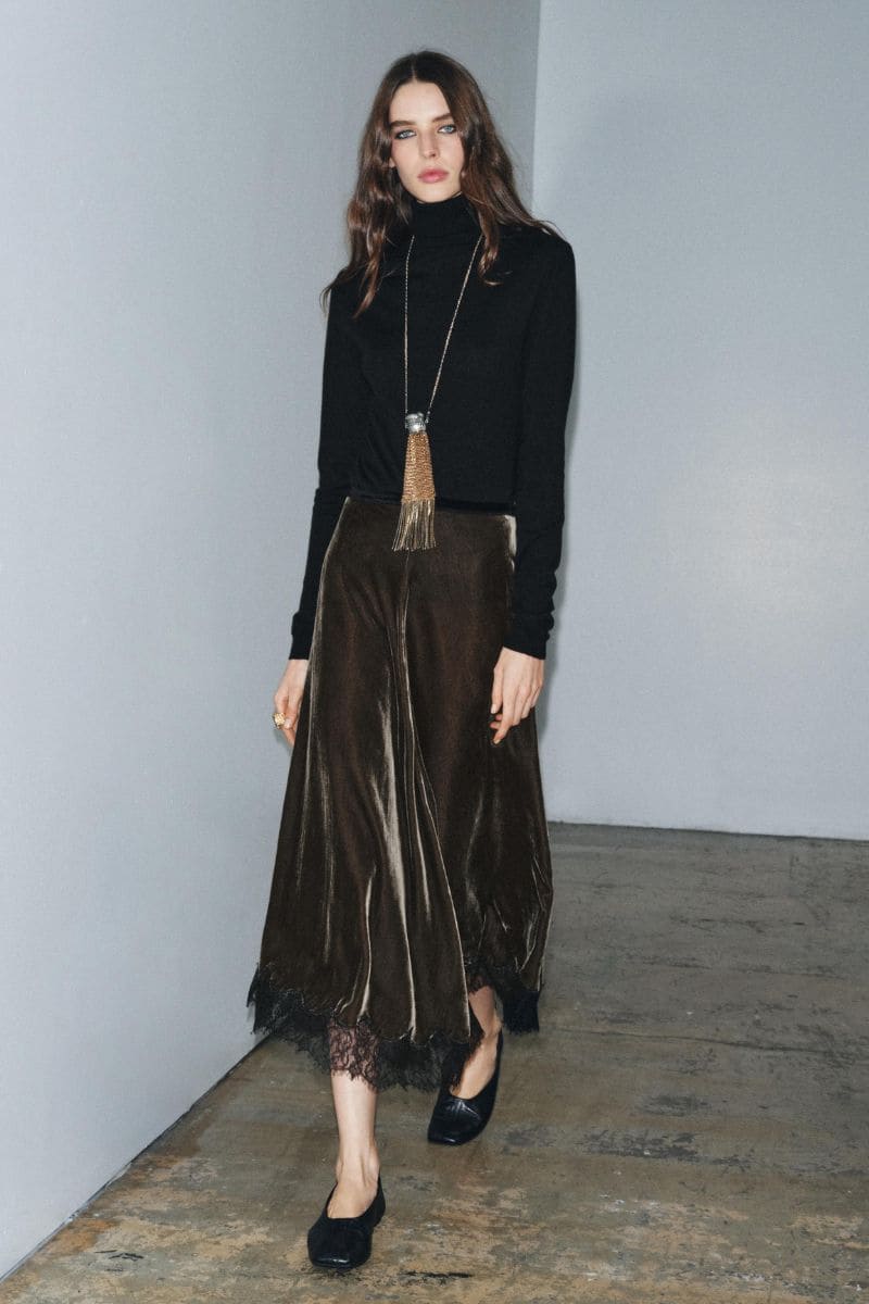 Abbigliamento Zara autunno inverno: 7 outfit da comprare prima che vadano sold out 5 abbigliamento zara gonna velluto con pizzo indossata con lupetto nero e ballerine