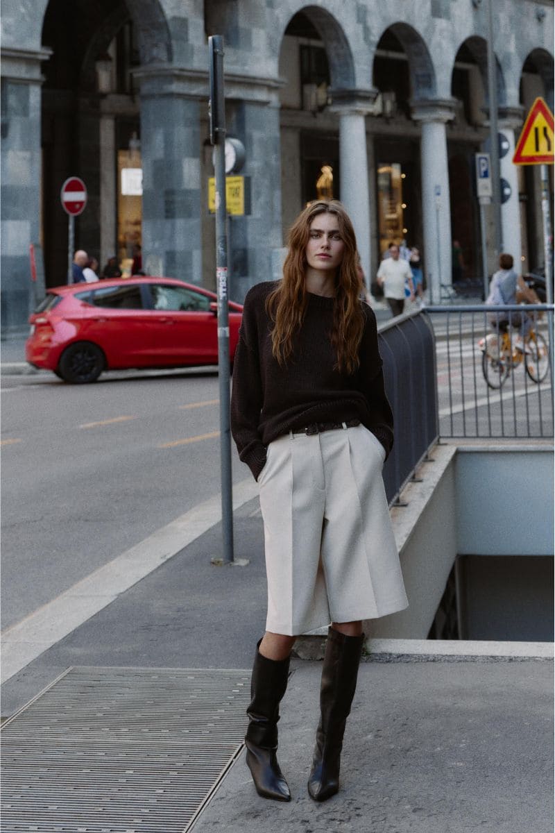 bermuda donna invernali zara colore avorio indossi con maglia over nera e stivali neri