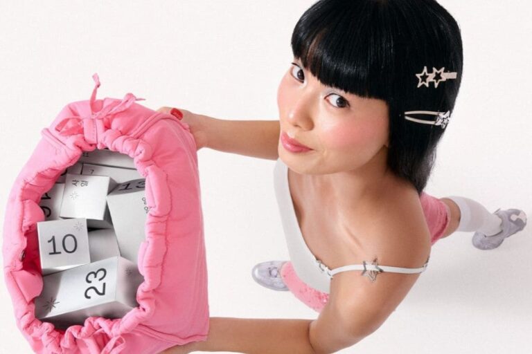 calendario avvento miin cosa contiene giovane e ragazza che mostra il contenuto della puffy bag main