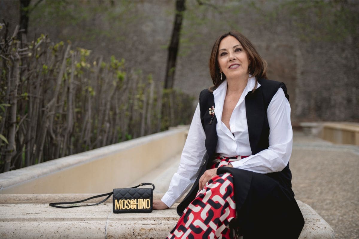 come indosso la camicia bianca con pantaloni stampa grafica e spolverino