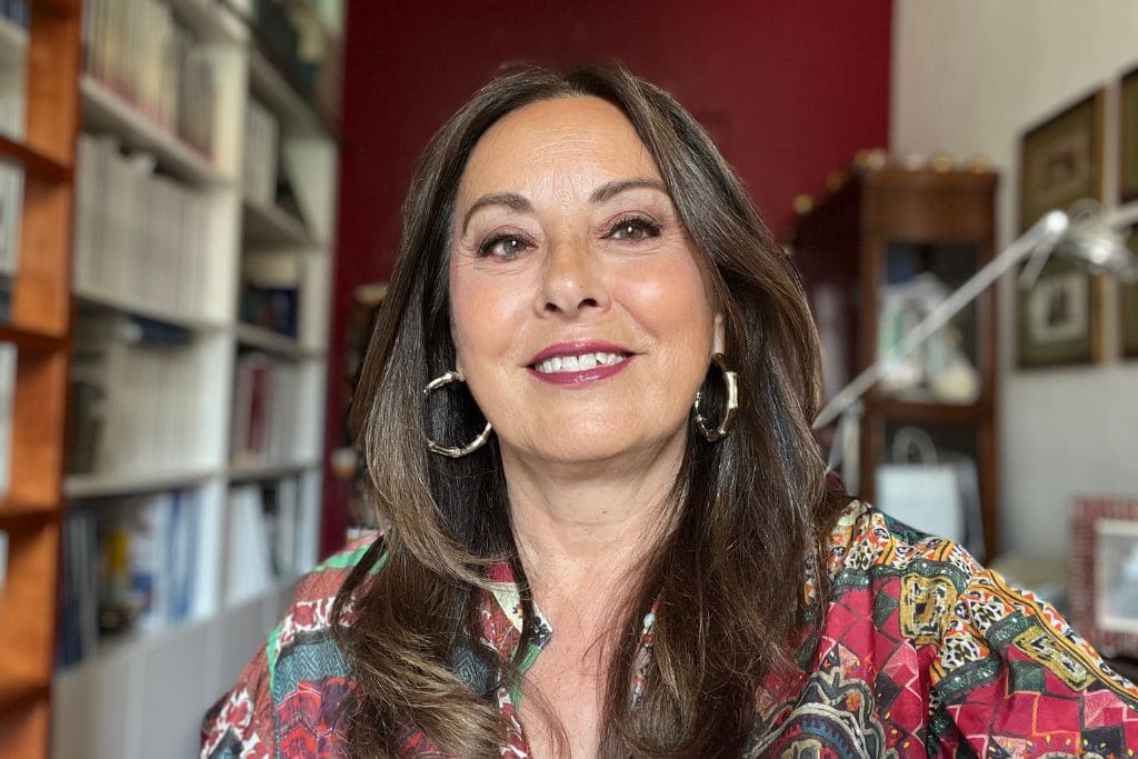 cura della pelle over 50 donna con make-up-estivo