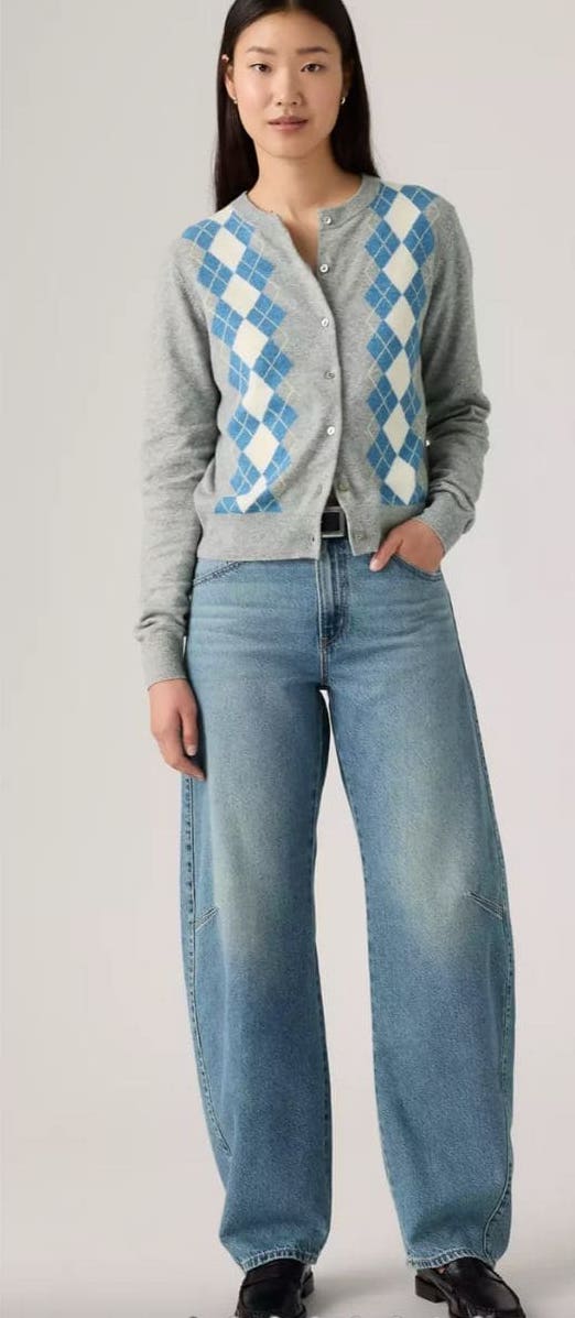 jeans per donne modello barrel in denim chiaro con cardigan a rombi