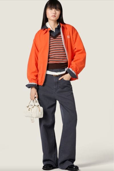 Jeans per donne: i modelli di tendenza e come scegliere quelli giusti 4 jeans per donne in light denim miumiu