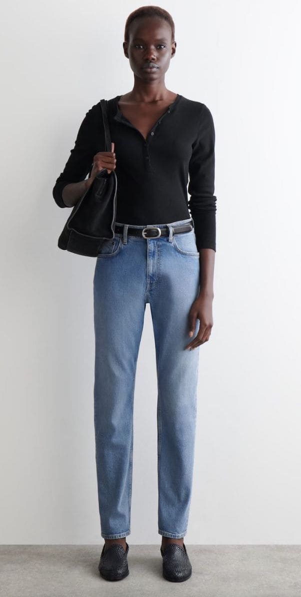 jeans per donne modello straight cos indossato con maglia leggera nera