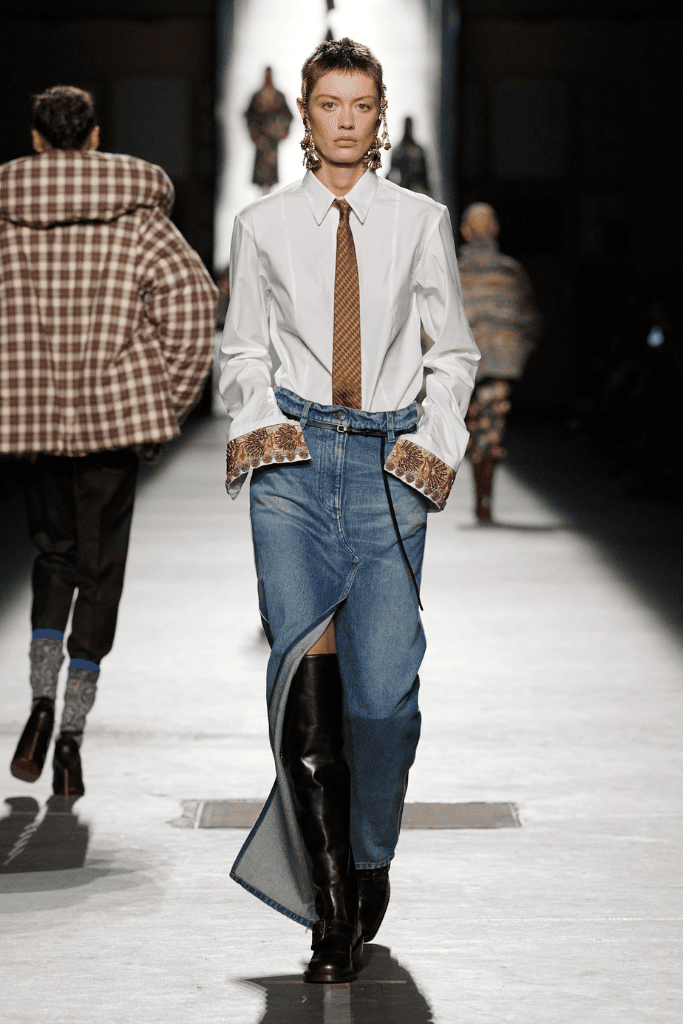 la cravatta donna proposta da dries van noten