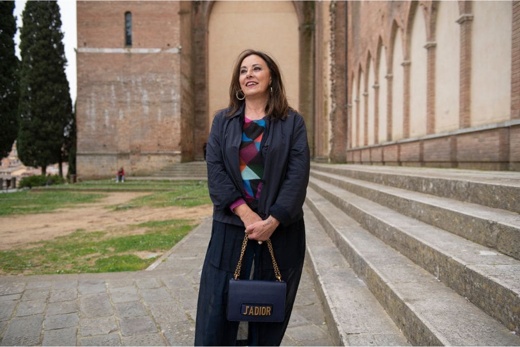 look casual chic con maglia e trench