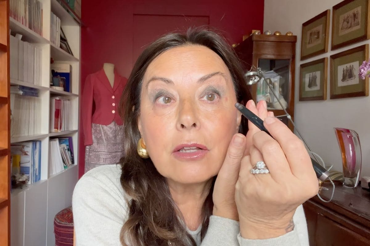 Makeup occhi perfetto con gli occhiali 1 donna che applica il makeup occhi per gli occhiali
