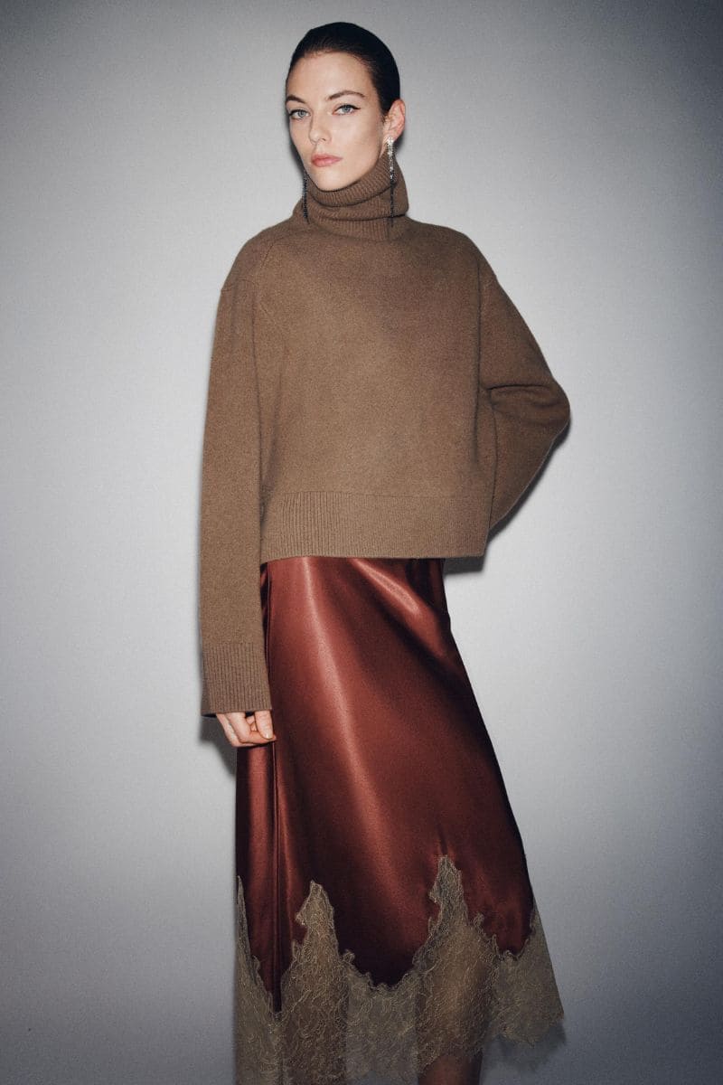 gonna in raso con pizzo e maglione