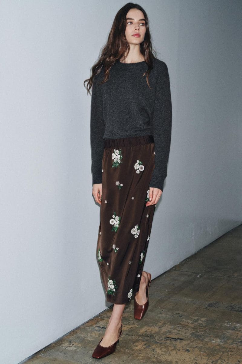 outfit natalizi gonna marrone con ricami Zara e maglia in lana grigia