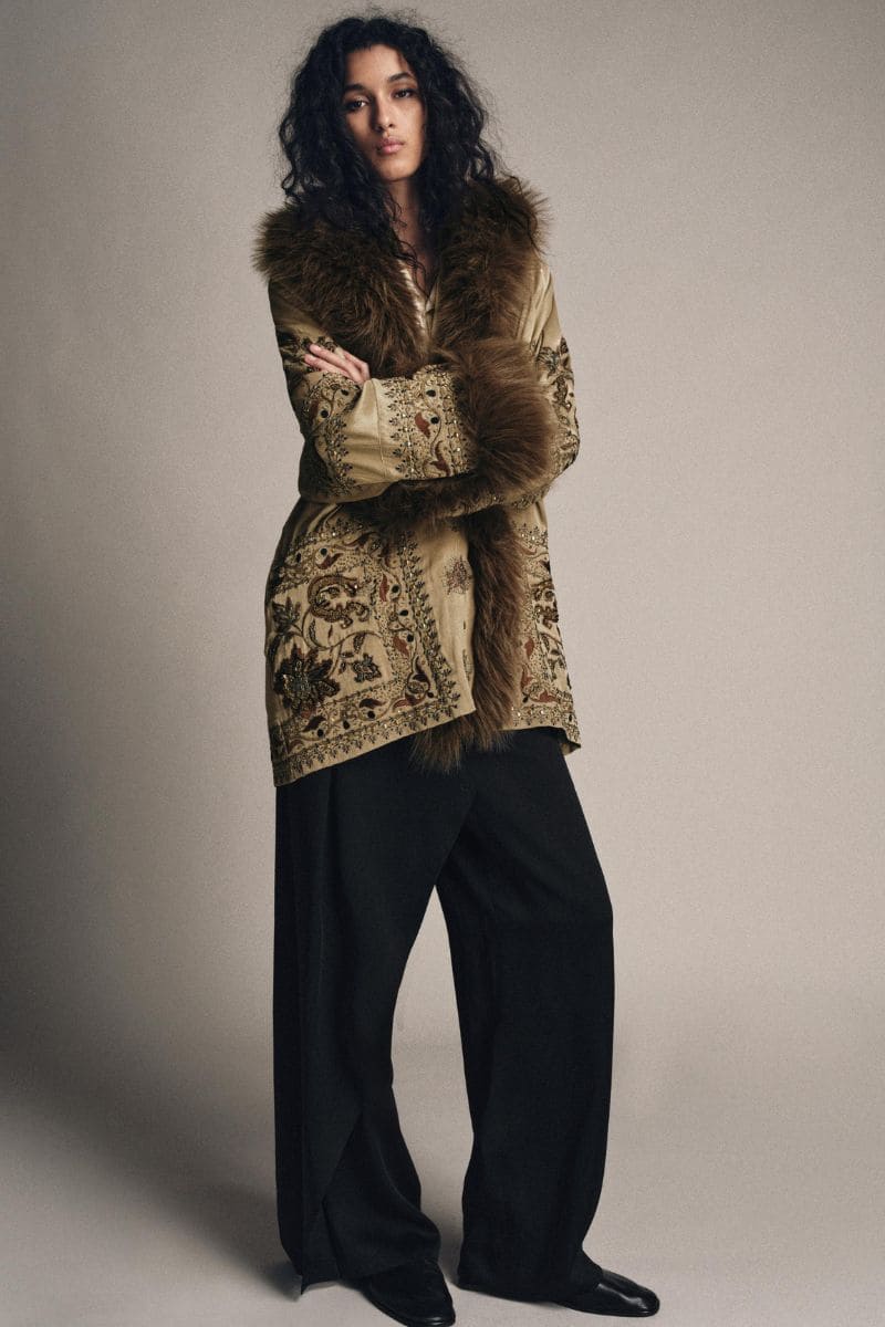 outfit natalizi kimono ricamato e bordato con eco pelliccia