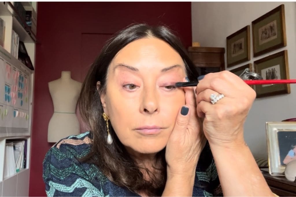 palette ombretti donna che si trucca conombretto