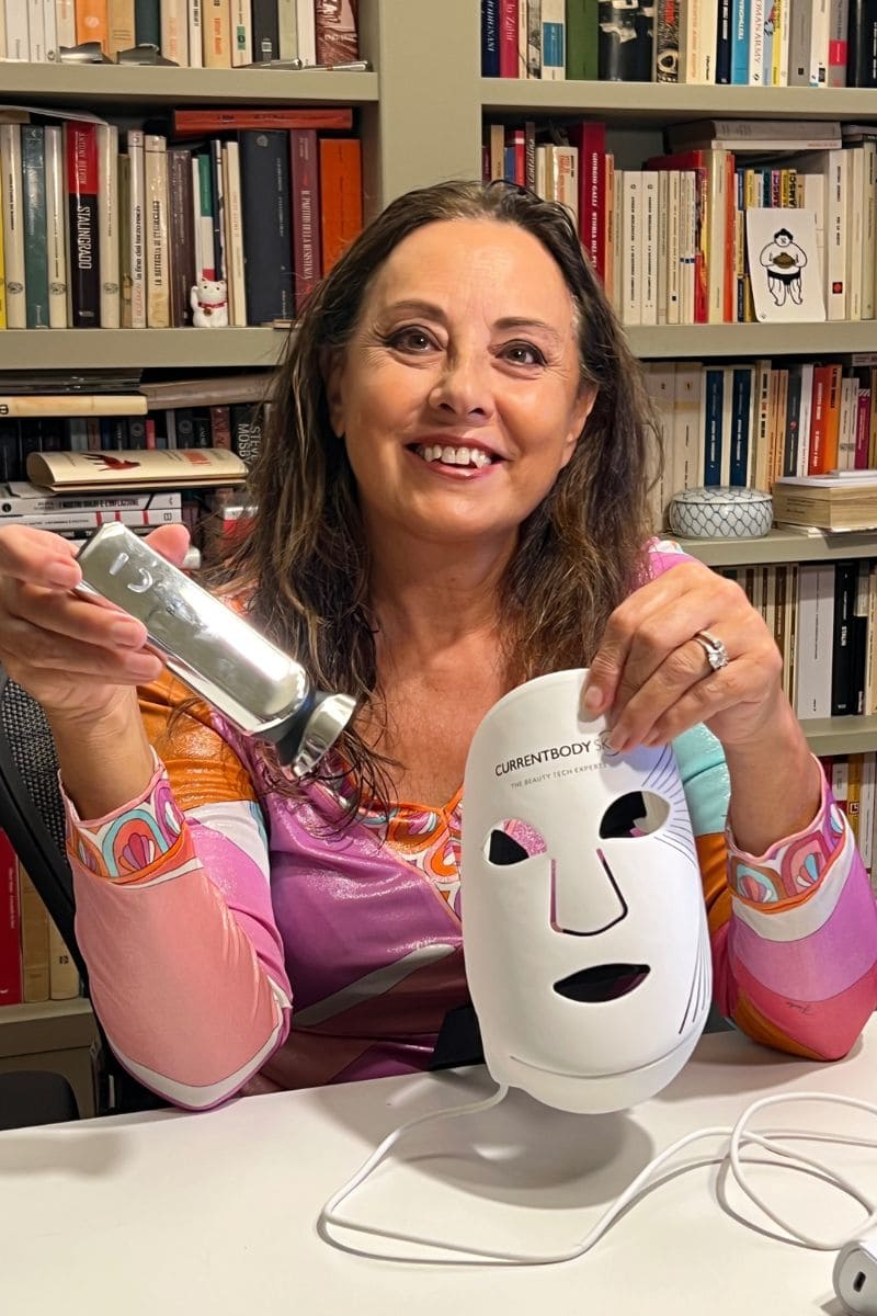 quale trattamento viso scegliere: donna con radiofrequenza e maschera viso LED di Currentbody