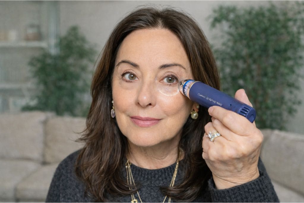 rimedi per le occhiaie donna che utilizza il depuffing wand theraface