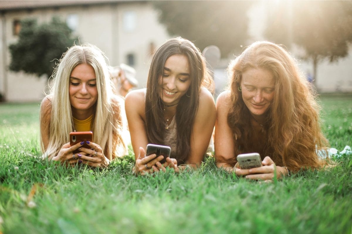 Beauty burnout: quando la bellezza stanca 1 social media e beauty burnout 3 ragazze con cellulare