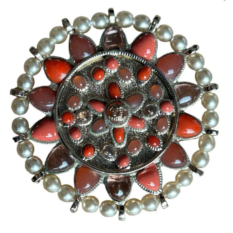 Spilla gioiello: come indossarla e dove trovare le più belle, dal vintage al contemporaneo 2 Spilla gioiello vintage con perle e pietre rosse, selezione dalla mia wishlist su Vestiaire Collective