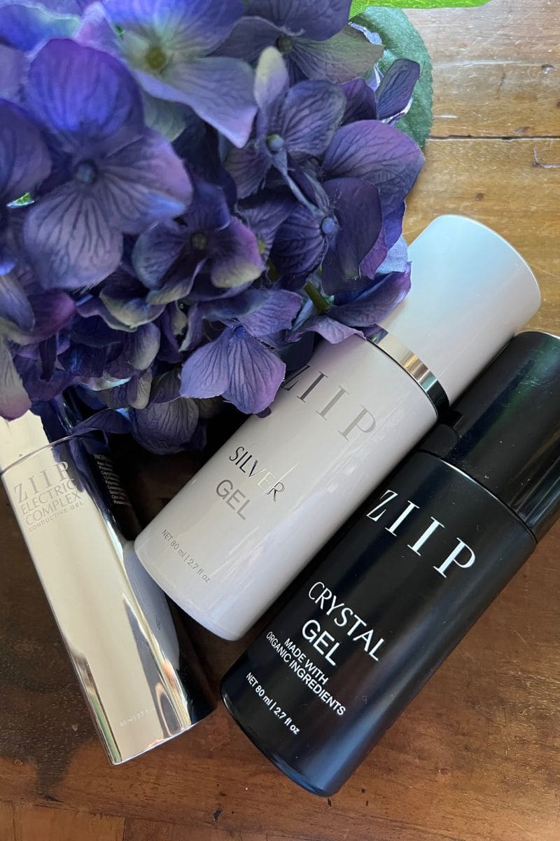 ZIIP Halo: micro e nanocorrenti per tonificare viso e collo dopo i 60 anni 2 crystal gel e silver gel e ziip electric complex conductive gel con ortensia i gel servono a far lavorare le micro e nanocorrenti di ziip halo