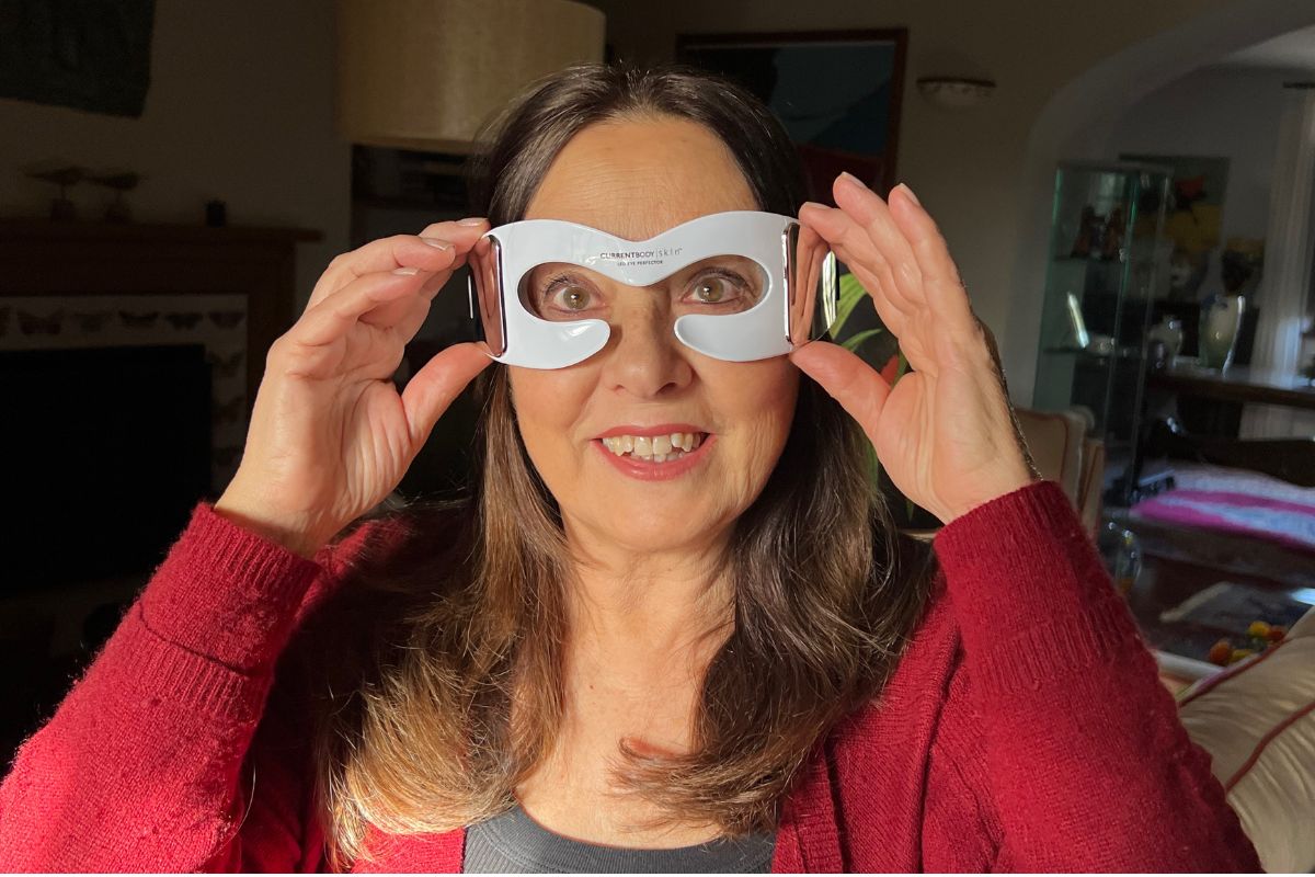 Trucco occhi marroni: come usare il blu con eleganza 6 Maschera LED per occhi prima del trucco occhi marroni