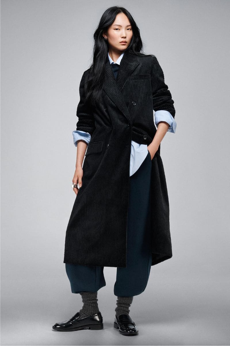 Abbigliamento Zara autunno inverno: 7 outfit da comprare prima che vadano sold out 4 zara abbigliamento donna cappotto velluto a costine nero con pantaloni in felpa e mocassini