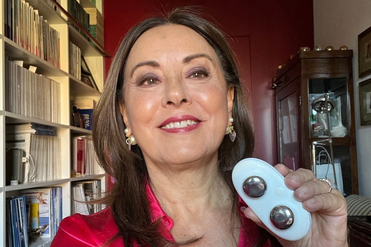 ZIIP Halo: micro e nanocorrenti per tonificare viso e collo dopo i 60 anni 5 Donna over 60 utilizza il dispositivo ZIIP Halo per tonificare viso e collo